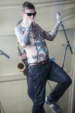 Traena, Norveç - 07 Temmuz 2016: Norveçli punk rock grubu Viagra Boys'un Traenafestival'deki konseri, traena adasında müzik festivali gerçekleşiyor