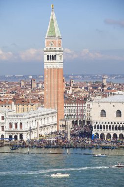 Venedik, İtalya - 10 Nisan 2016: Venedik tarihi, Piazza San Marco veya St. Mark Meydanı, Campanile ve Ducale veya Doge Sarayı 'nın havadan görünüşü. İtalya, Avrupa.