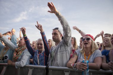 Traena, Norveç - 11 Temmuz 2014: Norveçli grup Ida Maria'nın Traenafestival'deki konseri sırasında, traena adasında müzik festivali gerçekleşiyor