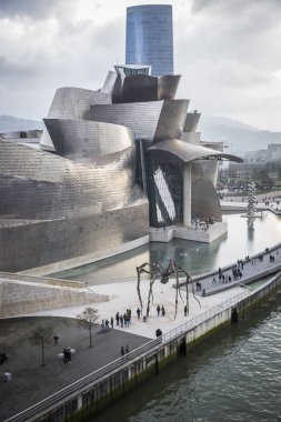 Bilbao, İspanya - 19 Mart 2015: Niki Saint Phalle sergisi sırasında Bilbao'daki Guggenheim Müzesi (27 Haziran 7, 2015) , Biscay, Bask Ülkesi, İspanya