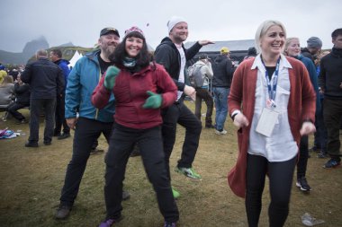 Traena, Norveç - 9 Temmuz 2016: Norveçli elektronik müzik ikilisi Ost & Kjex'in Traenafestival'deki konseri sırasında seyirci dansı, traena adasında düzenlenen müzik festivali