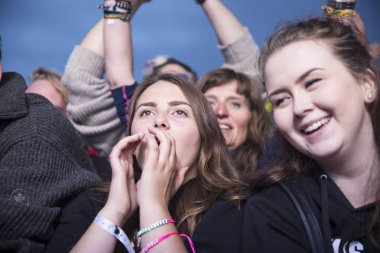Traena, Norveç - 08 Temmuz 2016: Norveçli folk ve rock grubu Violet Road'un Traenafestival'deki konserinde seyirciler tezahürat yapıyor, Norveç'in küçük Traena adasında müzik festivali düzenleniyor