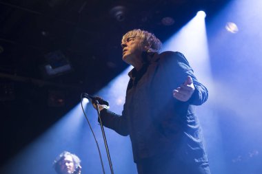 Amsterdam, Hollanda - 10 Şubat 2018: Belçikalı rock grubu Tjens Matic'in şarkıcı Arno ile melkweg konseri