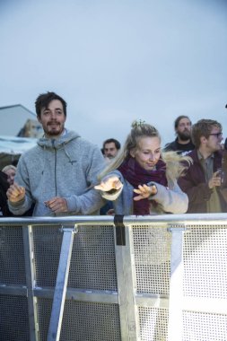Traena, Norveç - 9 Temmuz 2016: Norveçli elektronik müzik ikilisi Ost & Kjex'in Traenafestival'deki konserinde seyirciler tezahürat yapıyor, traena adasında müzik festivali gerçekleşiyor