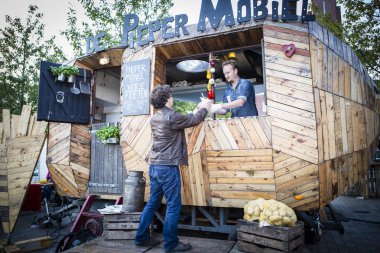 Amsterdam, Hollanda, 12-14 Eylül 2014, West'ival'de, Mercatorplein'de ücretsiz bir açık hava sinema ve kültür festivali. insanlar etrafında asılı , açılış töreni ve gösterim önce bir aperatif sahip