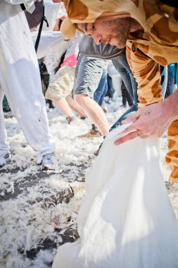 Amsterdam, Hollanda, Noord Holland - 5 Nisan 2014 Cumartesi - Baraj Meydanı'nda Yastık Savaşı