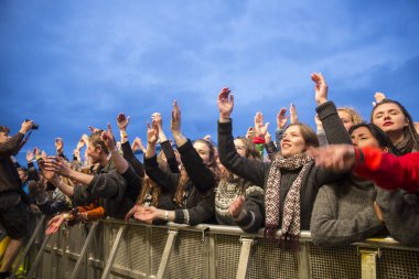 Traena, Norveç - 08 Temmuz 2016: Norveçli folk ve rock grubu Violet Road'un Traenafestival'deki konserinde seyirciler tezahürat yapıyor, Norveç'in küçük Traena adasında müzik festivali düzenleniyor