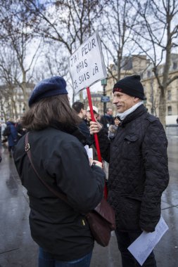 Paris, Fransa- 10 Ocak 2016: Place de la Repbublique, bombalı saldırı ve silahlı saldırı kurbanlarının anısına düzenlenen tören, Charlie Hebdo terör saldırısı ve 