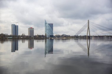 Riga, Letonya 'daki Daugava nehrinin üstünden gökyüzüne bak
