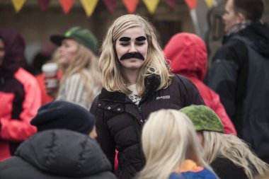Traena, Norveç - 10 Temmuz 2015: Festival alanında sahte kaş ve bıyık takan genç kadın Traenafestival, traena küçük adada müzik festivali gerçekleşiyor