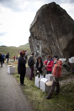 Traena, Norveç - 12 Temmuz 2014: Traenafestival'de Kirkehelleren katedral mağarasında çalan Norveçli Şarkıcı Stein Torleif Bjella'nın konseri öncesinde Sana Adası'nda dolaşan insanlar, müzik festivalinin küçük bir festivalde yer alması