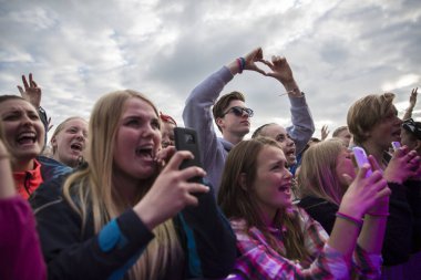 Traena, Norveç - 07 Temmuz 2016: Norveçli şarkıcı Astrid S'nin Traenafestivalen'deki konserinde tezahürat lar, küçük Traena adasında düzenlenen müzik festivali