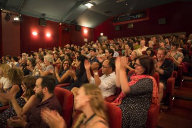 Amsterdam, Hollanda - 27 Ağustos 2016: Dünya Sineması Amsterdam'ın kapanış ödül törenine seyirci, 18-27/08/2016 tarihleri arasında düzenlenen dünya film festivali