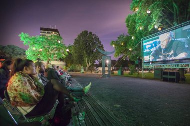 Amsterdam, Hollanda - 11 Ağustos 2018: 11-25/08/2018 tarihleri arasında düzenlenen Dünya Sineması Amsterdam'da De Troppen bahçesinde Kübalı sergio ve Serguei'nin açık hava gösterimi