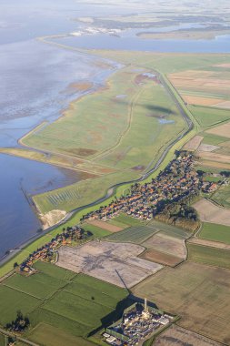 Yeşil alanlar, bir köy, dike ve deniz, Hollanda ile Ameland Frizya Adası kıyılarının havadan kıyı görünümü