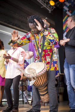 Amsterdam, Hollanda - 23 Temmuz 2016: Pembe Cumartesi kutlamaları sırasında Vondelpark'taki gösterilere ve etkinliklere katılan baba ve oğul 