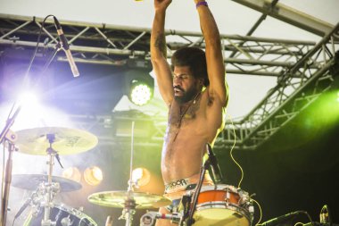 Traena, Norveç - 9 Temmuz 2016: Norveçli Punk Rock grubu Kuuk'un Traenafestival'deki konseri, küçük Traena adasında müzik festivali gerçekleşiyor