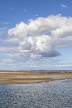 Deniz kıyısı manzarası, su, kumsal ve beyaz bulut, Royan, Fransa yakınlarında garonne halis
