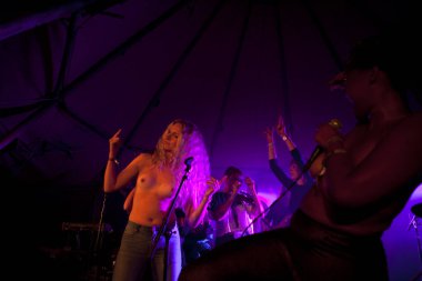 Traena, Norveç - 11 Temmuz 2014: Norveçli elektronik soul şarkıcısı Nosizwe'nin Traenafestival'deki konserinde, traena adasında düzenlenen müzik festivali