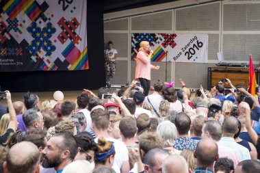 Amsterdam, Hollanda - 23 Temmuz 2016: 2016 Gay Euro Pride için Vondelpark'taki Pembe Cumartesi kutlamaları sırasında Vondelpark Açık Hava Tiyatrosu'nda şarkı söyleyen Anita Meyer konseri