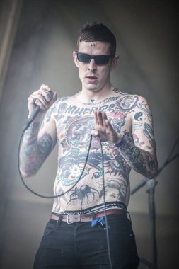 Traena, Norveç - 07 Temmuz 2016: Norveçli punk rock grubu Viagra Boys'un Traenafestival'deki konseri, traena adasında müzik festivali gerçekleşiyor