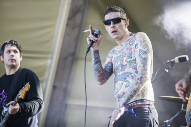 Traena, Norveç - 07 Temmuz 2016: Norveçli punk rock grubu Viagra Boys'un Traenafestival'deki konseri, traena adasında müzik festivali gerçekleşiyor