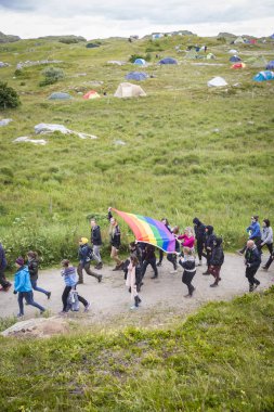 Traena, Norveç - 08 Temmuz 2015: Traenafestival sırasında Avrupa'nın en küçük eşcinsel Gururu'na katılan renkli bir grup insan, traena adasında düzenlenen müzik festivali.