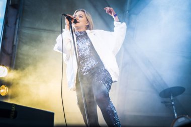 Traena, Norveç - 07 Temmuz 2016: Norveçli şarkıcı Astrid S'nin Traenafestival'deki konseri, küçük Traena adasında müzik festivali