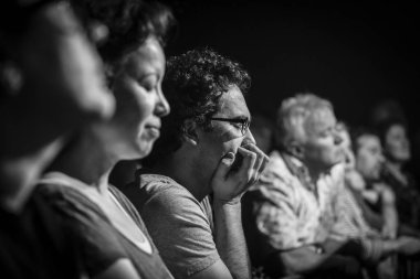 Amsterdam, Hollanda - 20 Şubat 2016: Belçikalı rock şarkıcısı Arno'nun konserinde, Melkweg'de çıkardığı Human Incognito konserinde, gözleri kapalı müzik dinleyen hayranlarının seyircisi