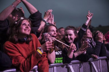 Traena, Norveç - 08 Temmuz 2016: Norveçli folk ve rock grubu Violet Road'un Traenafestival'deki konserinde seyirciler tezahürat yapıyor, Norveç'in küçük Traena adasında müzik festivali düzenleniyor