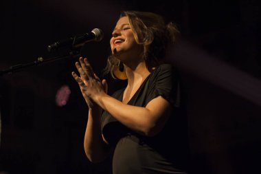 Amsterdam, Hollanda - 13 Aralık 2016: Belçikalı caz şarkıcısı, söz yazarı ve müzisyen Selah Sue'nun Paradiso konseri