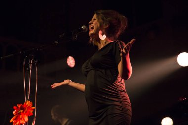 Amsterdam, Hollanda - 13 Aralık 2016: Belçikalı caz şarkıcısı, söz yazarı ve müzisyen Selah Sue'nun Paradiso konseri