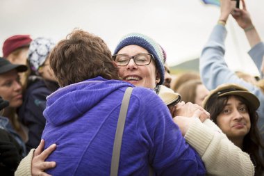 Traena, Norveç - 7 Temmuz 2017: Norveçli eşcinsel korosu Oslo Fagittkor'un Traenafestival'deki konseri sırasında duygudolu 2 kadın, traena adasında düzenlenen müzik festivalinde