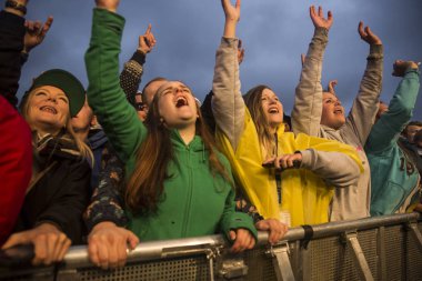 Traena, Norveç - 9 Temmuz 2015: İsveçli rock grubu Movits'in hava konserinde seyirciler tezahürat yapıyor, alkışlıyor! Traenafestival, müzik festivali Traena küçük adada yer alan