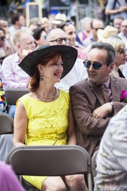 Amsterdam, Hollanda 23 Temmuz 2016: Amsterdam Gay Pride derneği direktörü Lucien Spee ve Victor'un Vondelpark'ta düğün töreni 