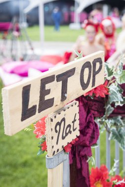 Amsterdam, Hollanda - 29 Temmuz 2017: Westerpark Milkshake Festivali'nde dikkat ıslak anlamı Let Op Nat diyor