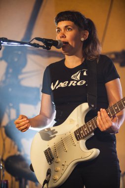 Traena, Norveç - 10 Temmuz 2015: Norveçli 3 kadın grup The Cameltoes'in Traenafestival'de konseri, traena adasında müzik festivali gerçekleşiyor