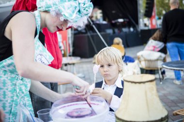 Amsterdam, Hollanda, 12-14 Eylül 2014, West'ival'de, Mercatorplein'de ücretsiz bir açık hava sinema ve kültür festivali. taramadan önce şeker ipi alma