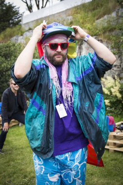 Traena, Norveç - 08 Temmuz 2015: Traenafestival sırasında Avrupa'nın en küçük eşcinsel Gururu'na katılan renkli bir grup insan, traena adasında düzenlenen müzik festivali.