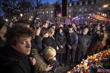 Paris, Fransa- 10 Ocak 2016: Place de la Repbublique, bombalı saldırı ve silahlı saldırı kurbanlarının anısına düzenlenen tören, Charlie Hebdo terör saldırısı ve 