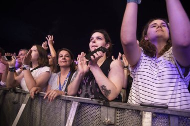 Nyon, İsviçre - 19 Temmuz 2017: Fransız pop şarkıcısı Julien Dore'un Paleo Festivali'ndeki konseri
