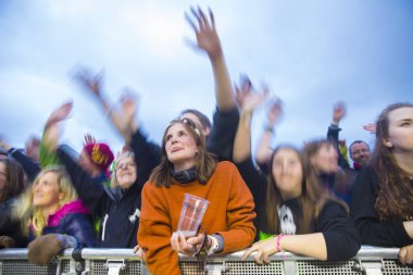Traena, Norveç - 08 Temmuz 2016: Norveçli folk ve rock grubu Violet Road'un Traenafestival'deki konserinde seyirciler tezahürat yapıyor, Norveç'in küçük Traena adasında müzik festivali düzenleniyor