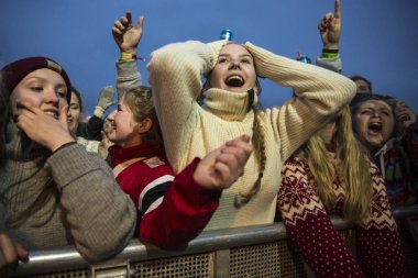 Traena, Norveç - 9 Temmuz 2015: Norveçli rock grubu Onklp & De Fjerne Slektningene'nin Traenafestival'deki konserinde silahla tezahürat taslayan hayranlar, traena adasında düzenlenen müzik festivali