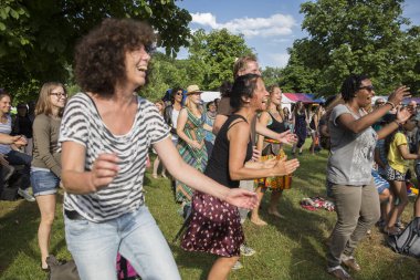 Amsterdam, Hollanda - 5 Temmuz 2015: Amsterdam Roots Open Air'de Afrika dans atölyesi, Park Frankendael'de 05/07/2015 tarihinde kültürel bir festival düzenlendi