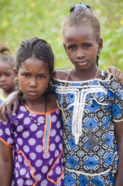 Senegal, Ferlo rezervi, 2 Kasım 2013: okula giderken geleneksel kıyafetli genç kızlar.