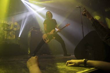 Amsterdam, Hollanda - 19 Mart 2017: Kanadalı hard rock heavy metal grubu Danko Jones'un Melkweg konseri