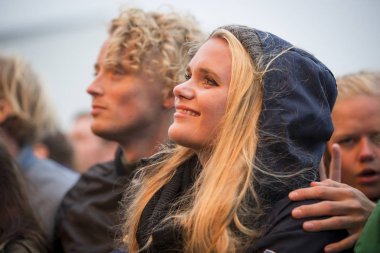Traena, Norveç - 10 Temmuz 2014: İsveçli rock grubu First Aid Kit'in Traenafestival'deki konseri sırasında, traena adasında müzik festivali gerçekleşiyor