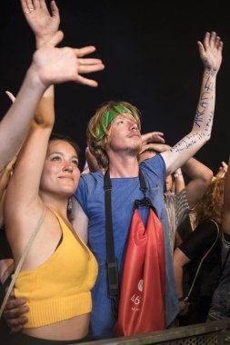 Nyon, İsviçre - 19 Temmuz 2017: Kanadalı rock grubu Arcade Fire'ın Paleo Festivali konserinde tezahürat ve dans dinleyicileri