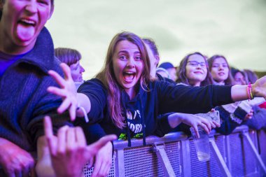 Traena, Norveç - 08 Temmuz 2016: Norveçli folk ve rock grubu Violet Road'un Traenafestival'deki konserinde seyirciler tezahürat yapıyor, Norveç'in küçük Traena adasında müzik festivali düzenleniyor