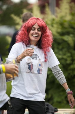 Traena, Norveç - 08 Temmuz 2015: Traenafestival sırasında Avrupa'nın en küçük eşcinsel Gururu'na katılan renkli bir grup insan, traena adasında düzenlenen müzik festivali.